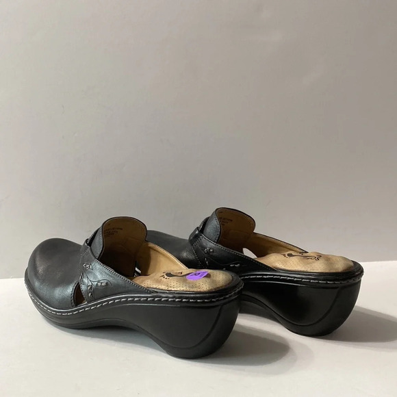 Soft Walk Women's Black Buckle Round Closed Toe Slip On Wedge Heel Clogs 8N - Picture 2 of 9